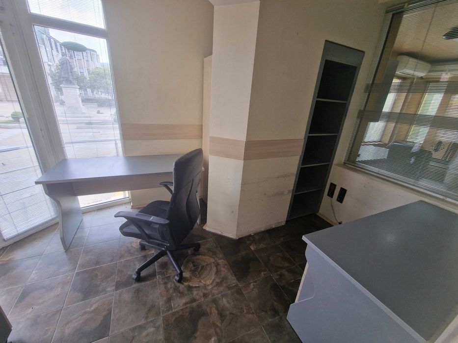 Продава се Офис в Благоевград, Идеален център - 75 кв.м за 1334 €/кв.м - Снимка #2