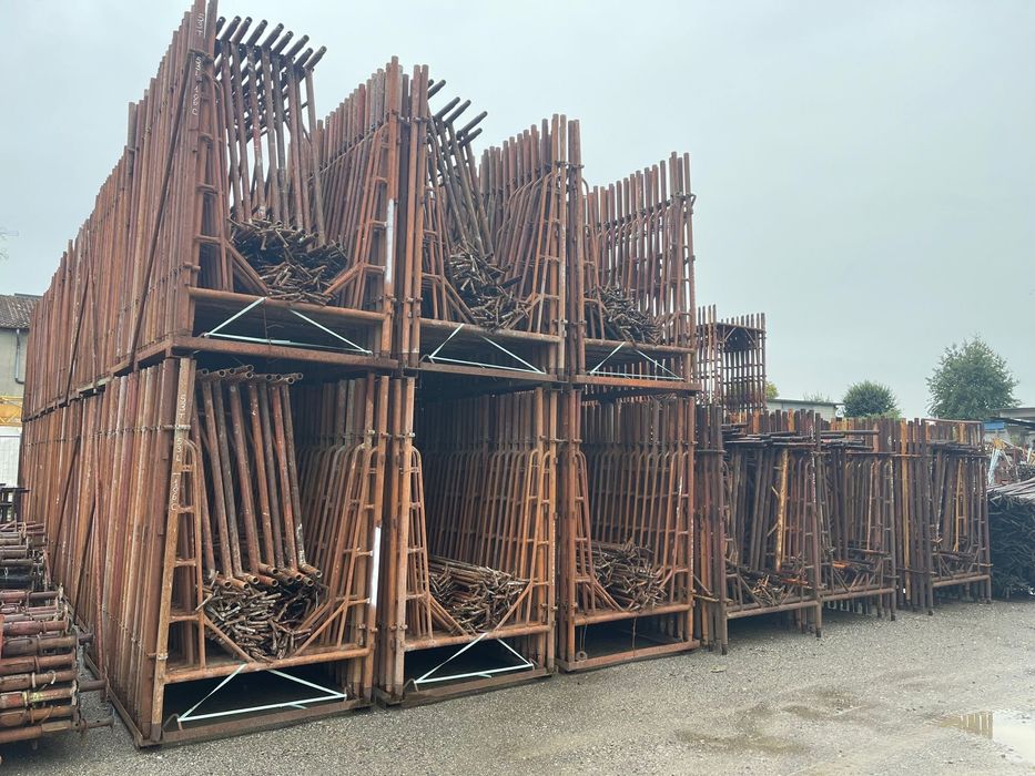 Popi metalici si schela