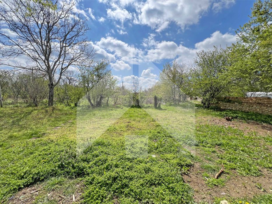 Продава тухлена селска къща в с. Мировци (общ. Нови пазар, обл. Шумен)