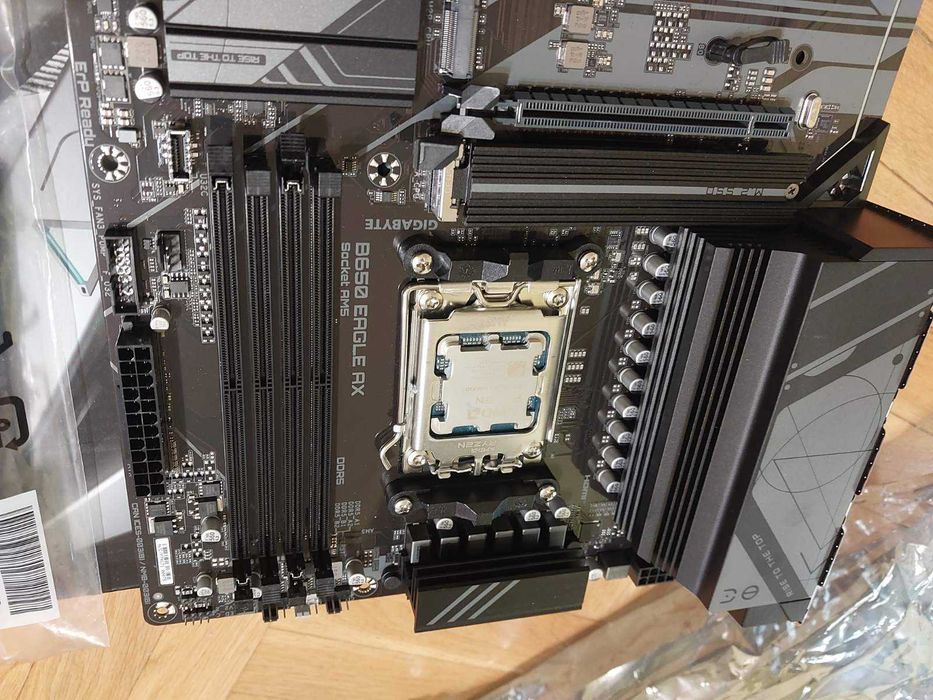 AMD Ryzen 7 7800X3D + Gigabyte B650 Eagle AX Wi-Fi 6E Rev. 1.2