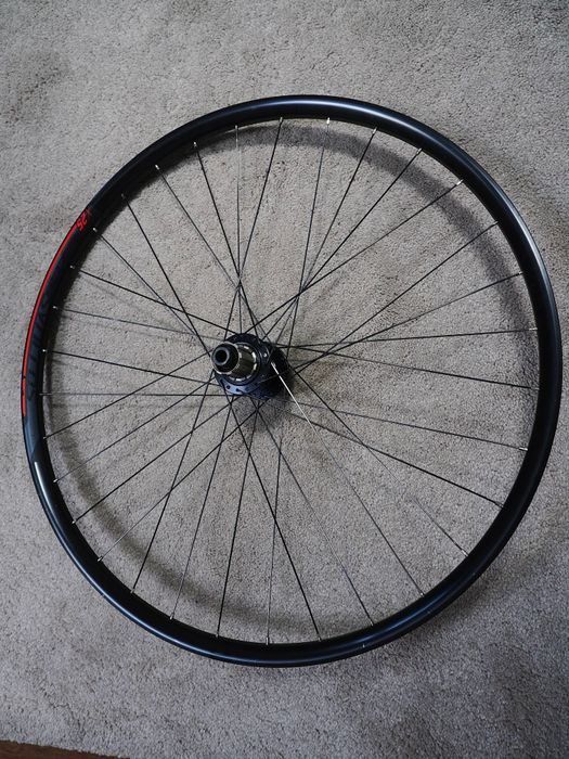 Roata cursiera și roata spate boost 148 tubeless