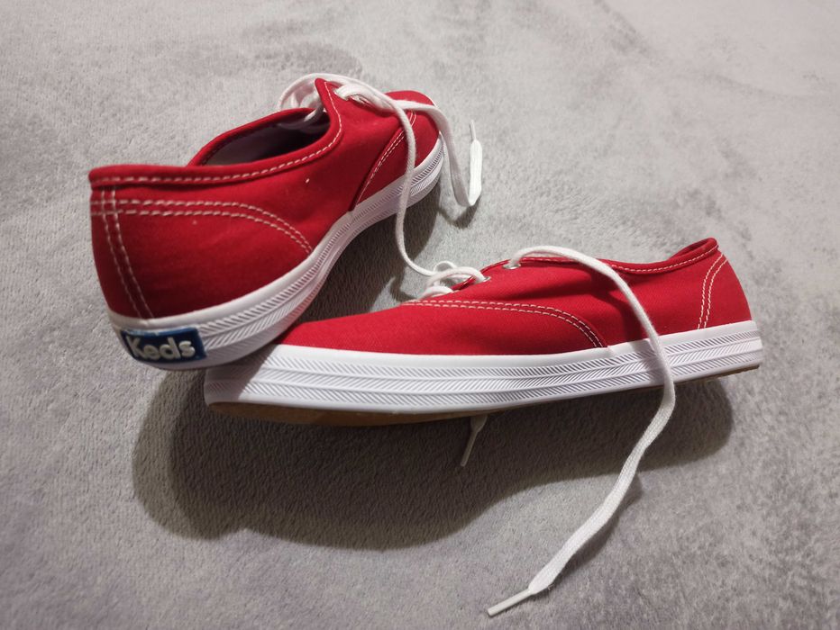 Teniși de dama roșii