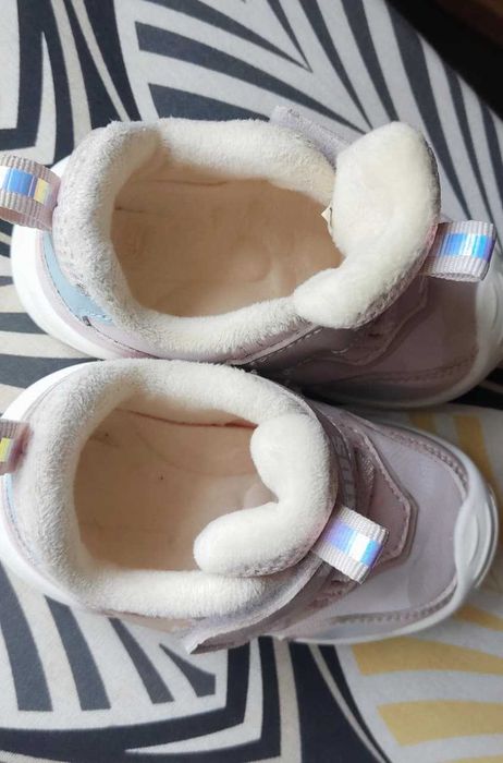 Продам детские кроссовки