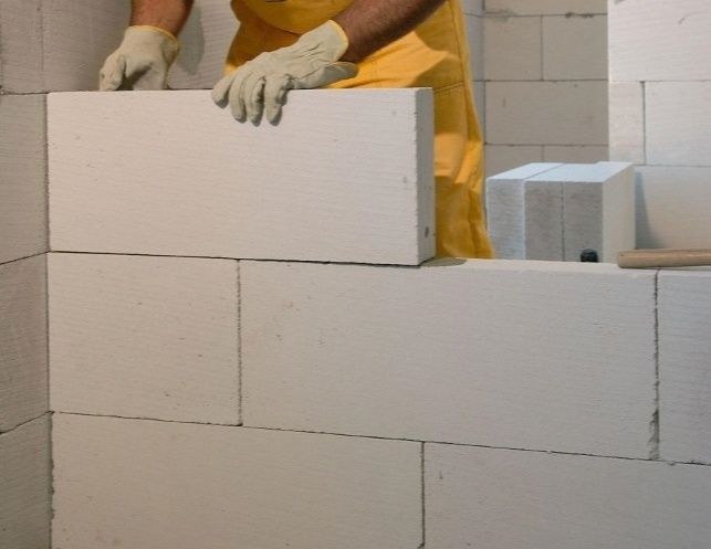 Каменщики сделают стены из газоблока!