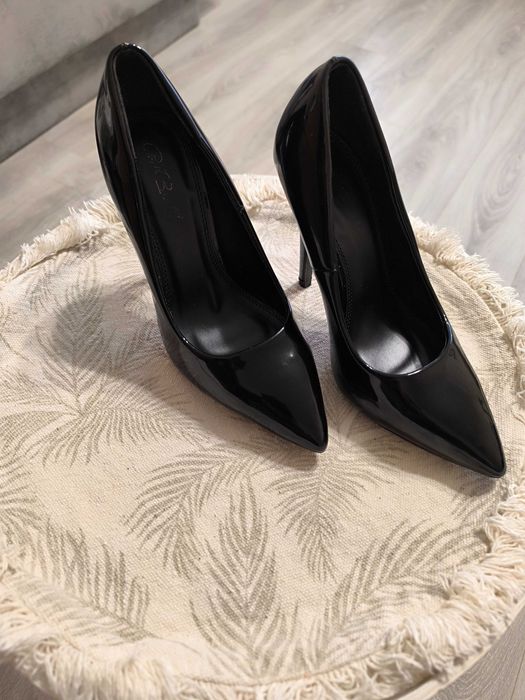 лачени обувки на висок ток