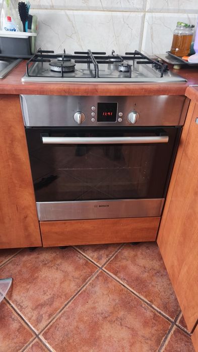 Vând pachet cuptor electric incorporabil Bosch HBN230250E și plita pe