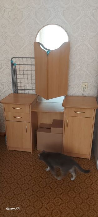 Продам современное трюмо с тремя зеркалами ,распаковка в отличном раб