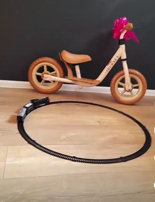 Железная дорога с поездом и вагонами