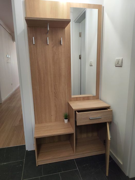 Vând cuier cu oglinda pt hol