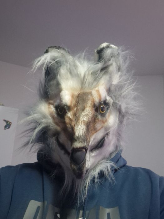 Măști  si costume pentru anul nou folosite la o petrecere de halloween