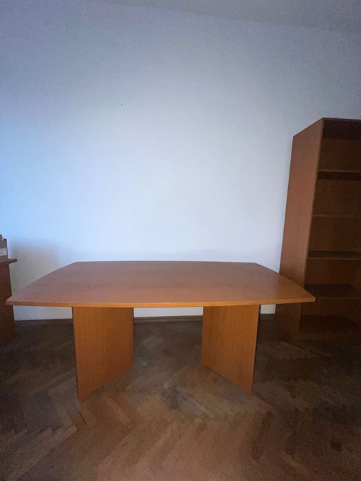 Запазена дървена маса