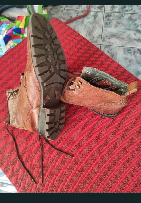 Ghete din piele 100% HILFIGER, nr. 42.
Foarte comode, foarte ușoare prelucrare piele extra.
Made USA.