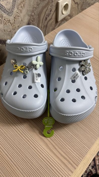 Кроксы из Америки .оригинал .размер 9 .(39-40)белые и голубые