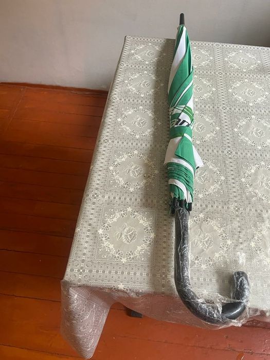 Зонт бело-зеленого цвета, качественный,  новый, красивый.