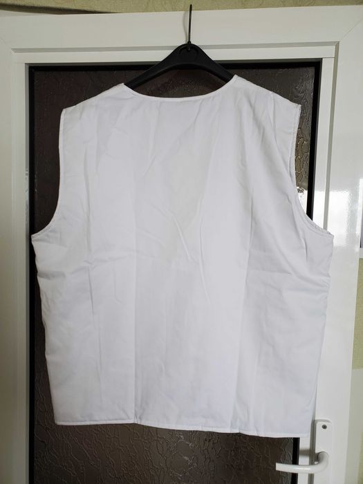 Продавам чисто нова жилетка в бяло