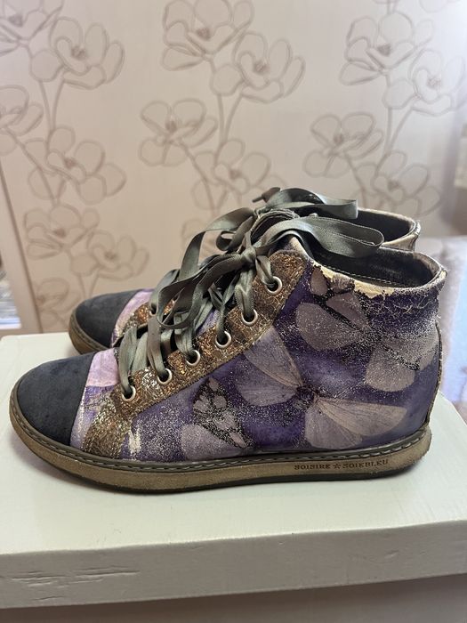 Лилави кожени кецове с пеперуди