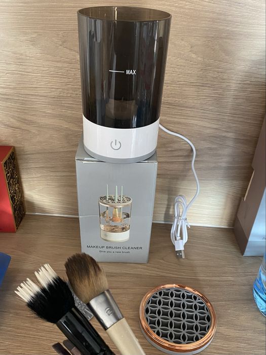 Уред за почистване на четки