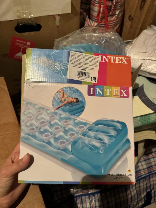 Детский бассейн и надувной матрац