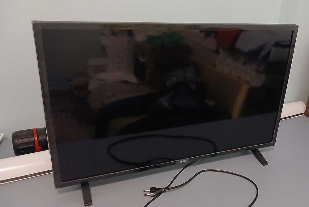 Vând Televizor LED marca LG , diagonală 80 cm , cu telecomanda originală