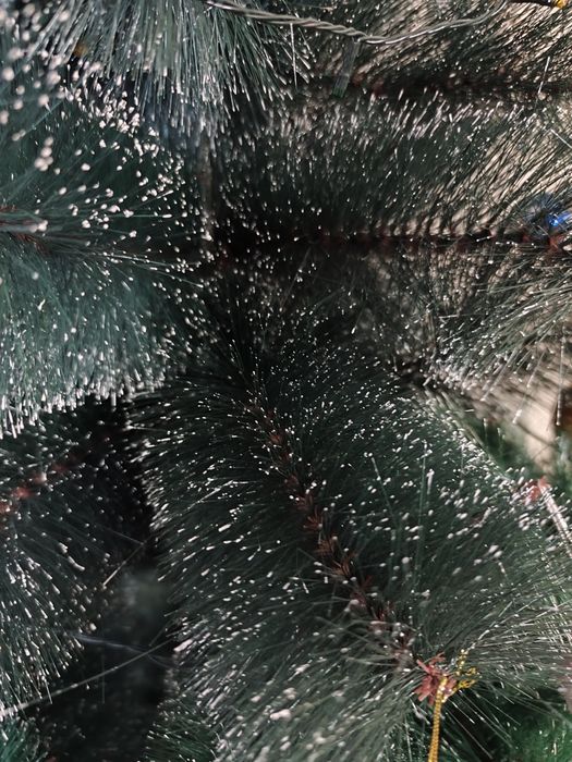 Продам ёлку  без игрушек