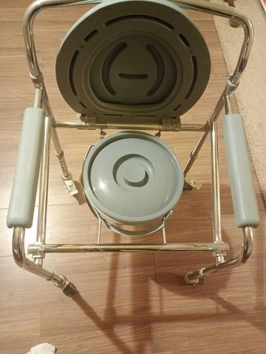 Scaun toaleta cu capac si roti