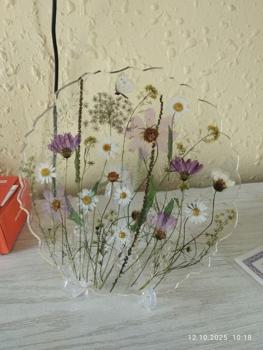Панно картина из настоящих цветов и эпоксидной смолы с сухоцветами