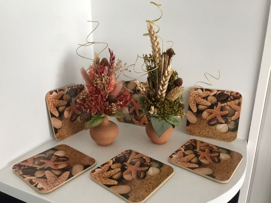 Вазички със сухи цветя и лот българска народна шевица