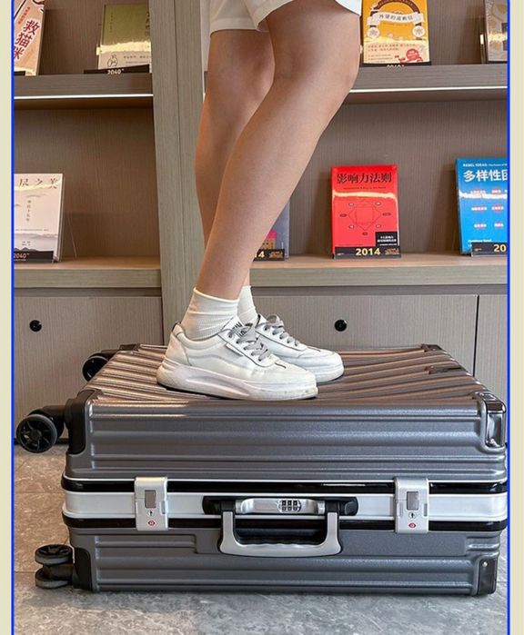 Чемодан с алюминиевым вставками