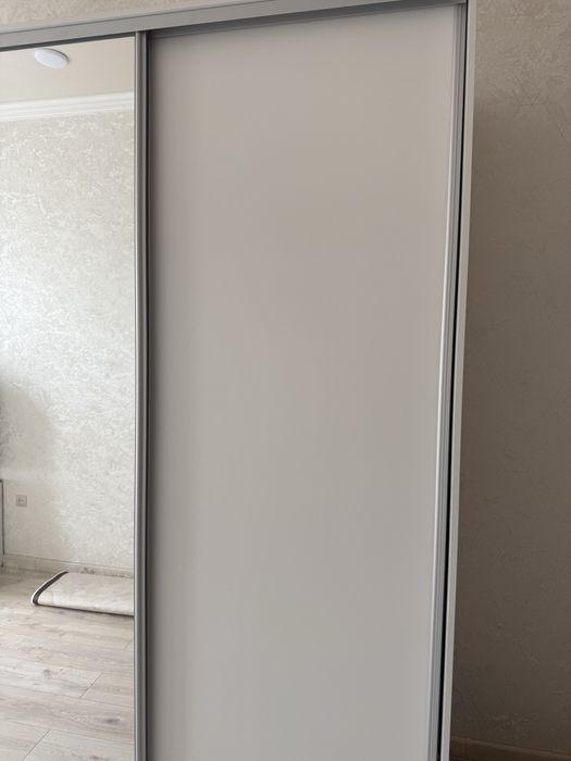 Шкаф белый с раздвижными дверьми