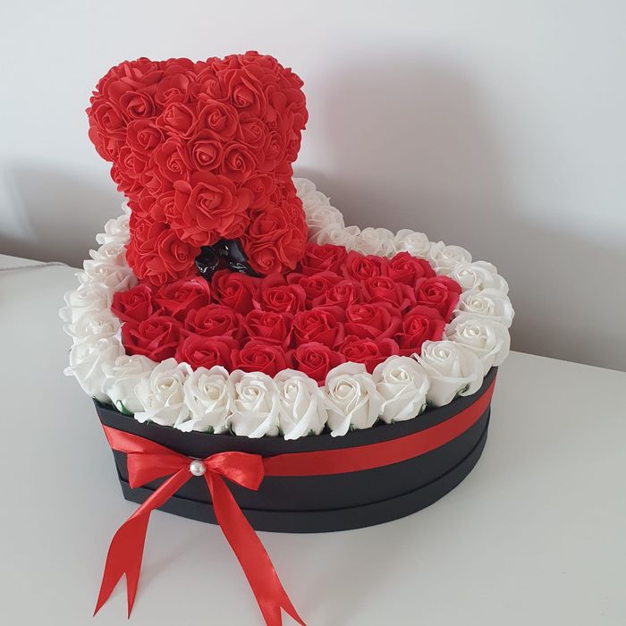 Trandafiri in cutie cu ursulet