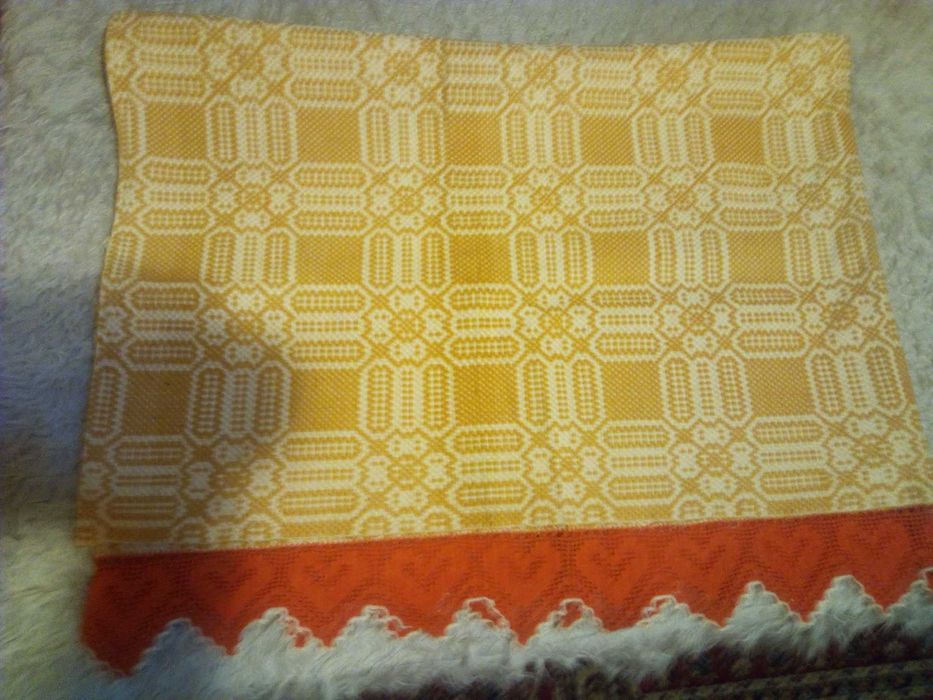 Продавам битови дрехи и тъкани