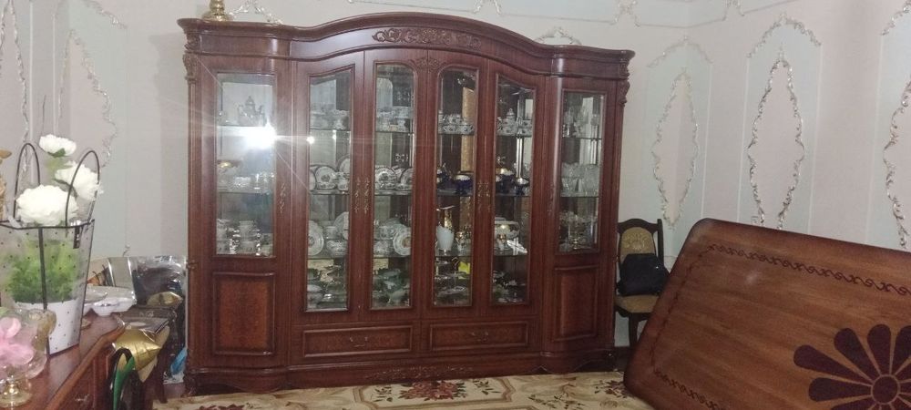 «Комплект мебели в гостиную: Сервант-витрина и комод с зеркалом стиле»