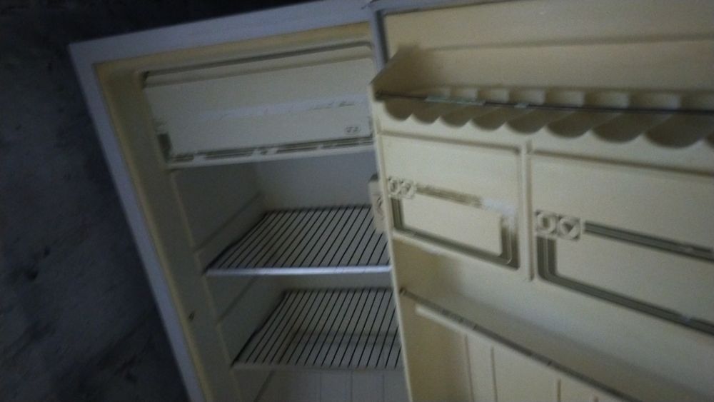 Холодильник старый
