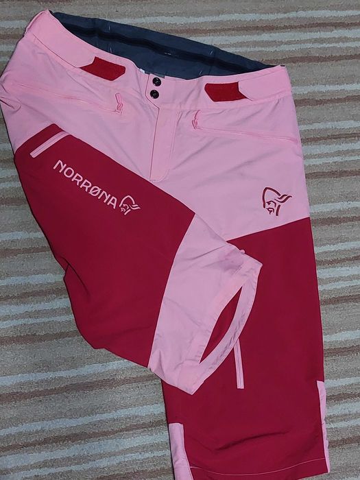 Pantaloni scurți, munte, treking Norrona ,damă, L