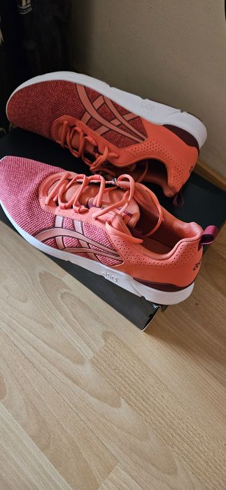 Маратонки асикс.