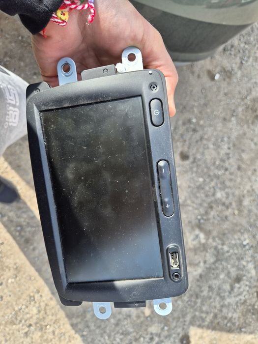 Продавам оригинална навигация/мултимедия за Dacia и Renault .