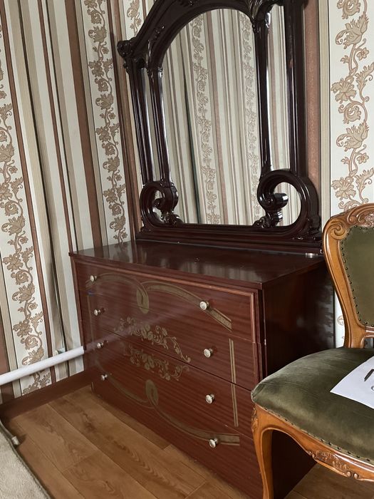 Камод с зеркалом