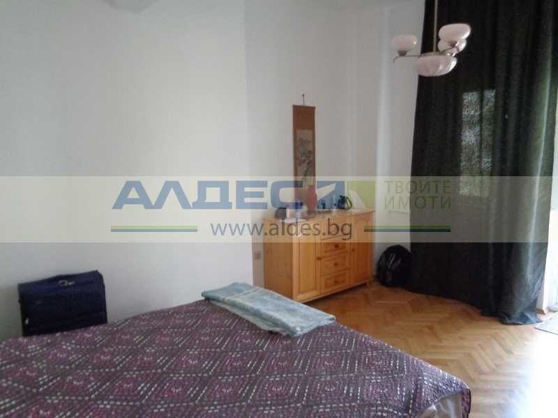 Дава се под наем Тристаен апартамент в София, Център - 100 кв.м за 918 € - Снимка #9