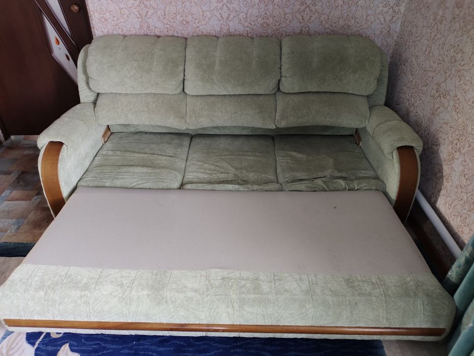 Диван с кресломи