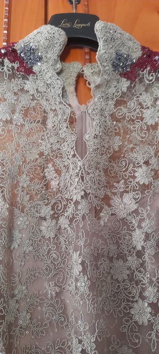 Rochie de ocazie deosenita din materiale de inalta calitate.
