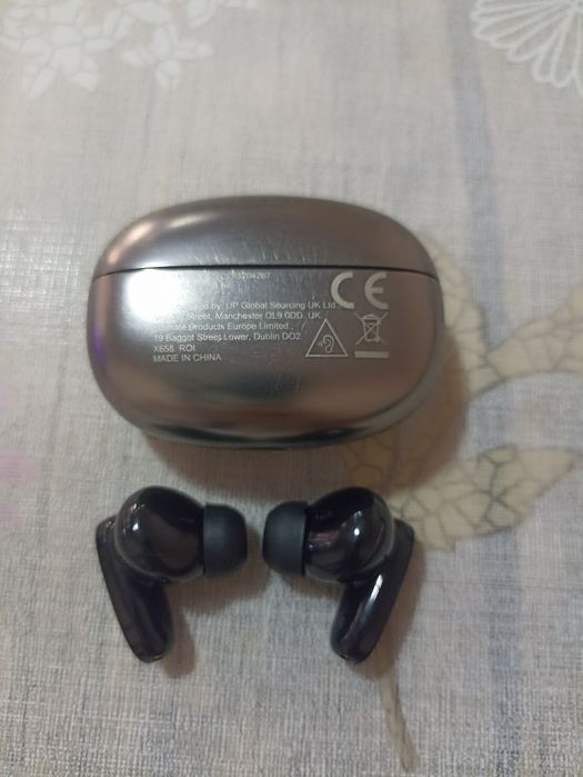 Без проводной наушник, отличного качества.