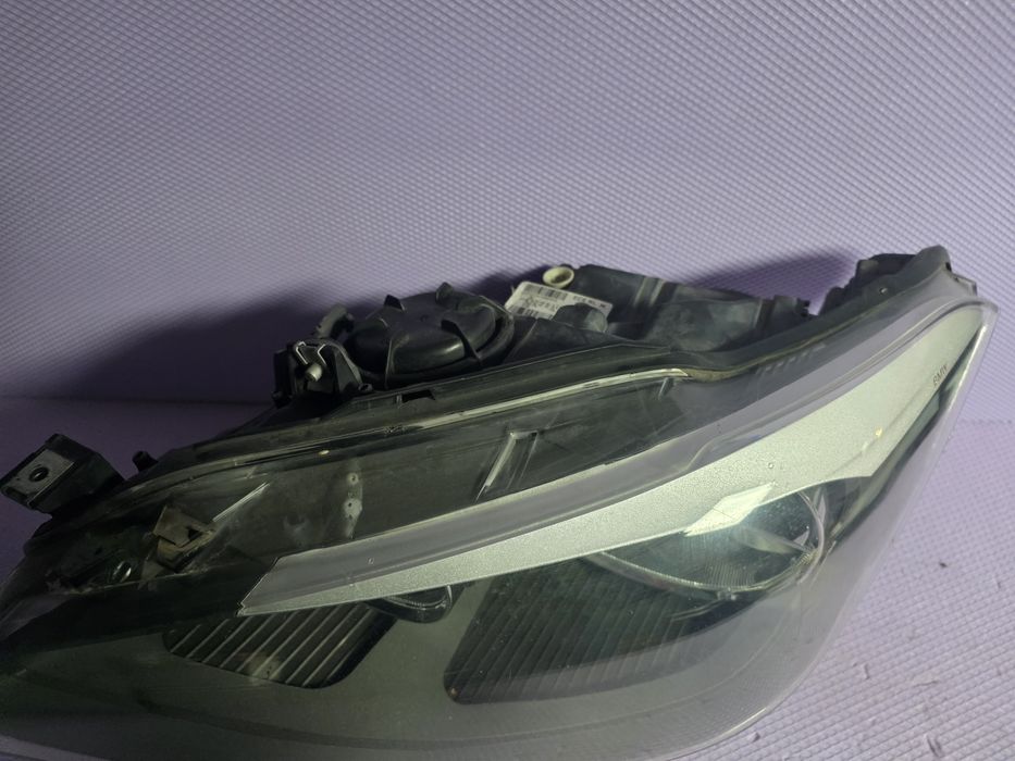 Far stânga BMW seria 1 f20 f21 original  fără xenon cu halogen