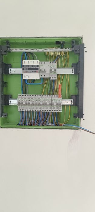 Electrician calificat cu experiență