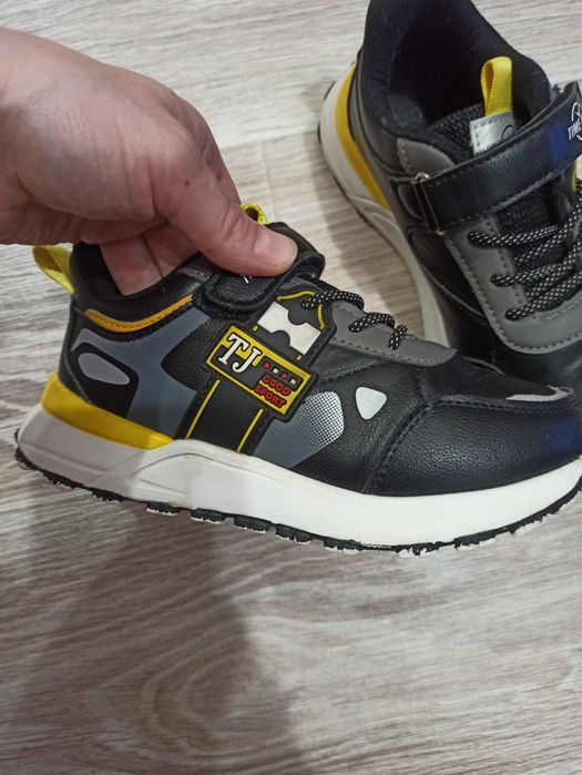 Продам кроссовки размер 32