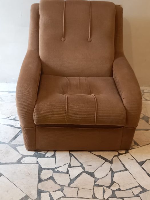 Диван раскладывается в большую кровать, 2 кресла. Материал натуральный