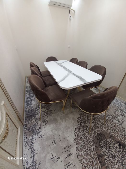 Столь с мягким стульями