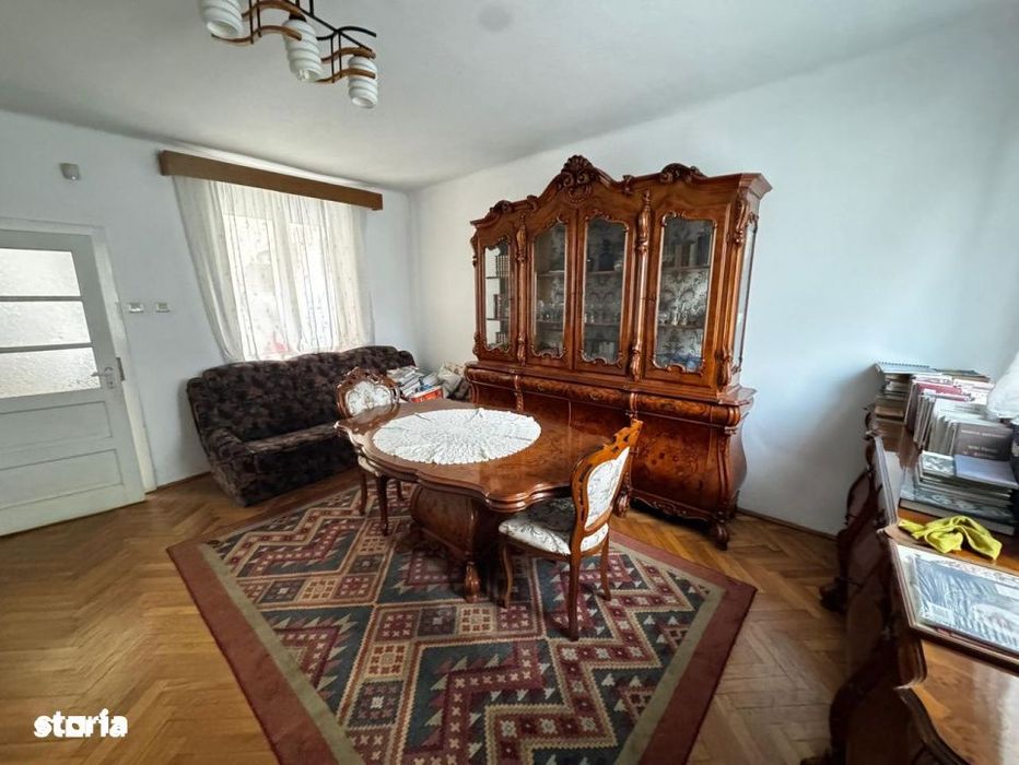 Casa spatioasa cu mansarda  zona Titulescu