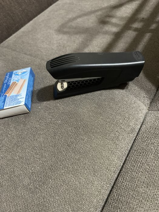 Продам дырокол и степлер  дешево