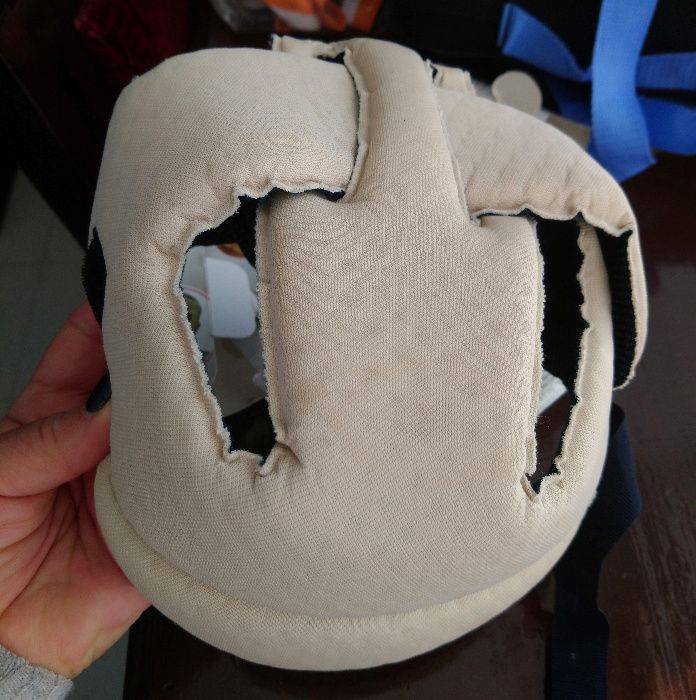 Продавам предпазваща от удари шапка за дете