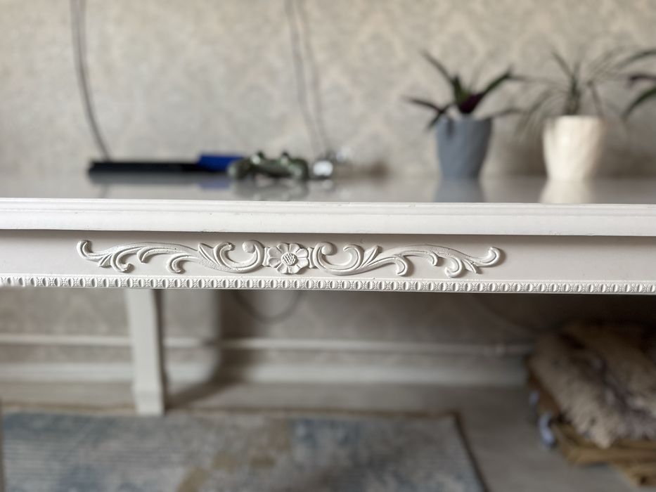 Срочно продам стол гостивой